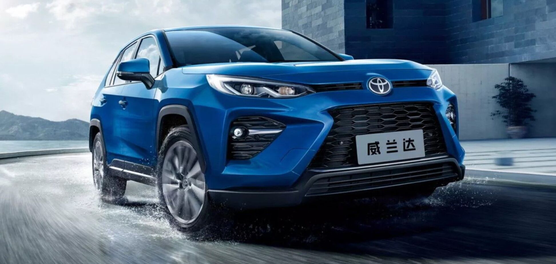 Новий кросовер Toyota RAV4 готують до показу