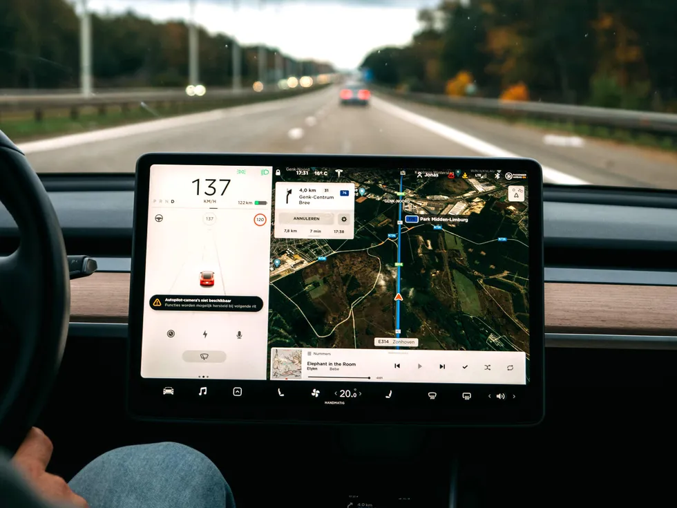 Tesla FSD 14.3: новий рівень автономного водіння, який змінює майбутнє авто